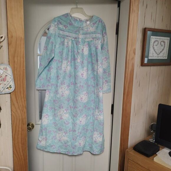 Jasmine Rose Blue Flowered flannel Nightgown Size Women's XL Worn 1 Time - Picture 1 of 2